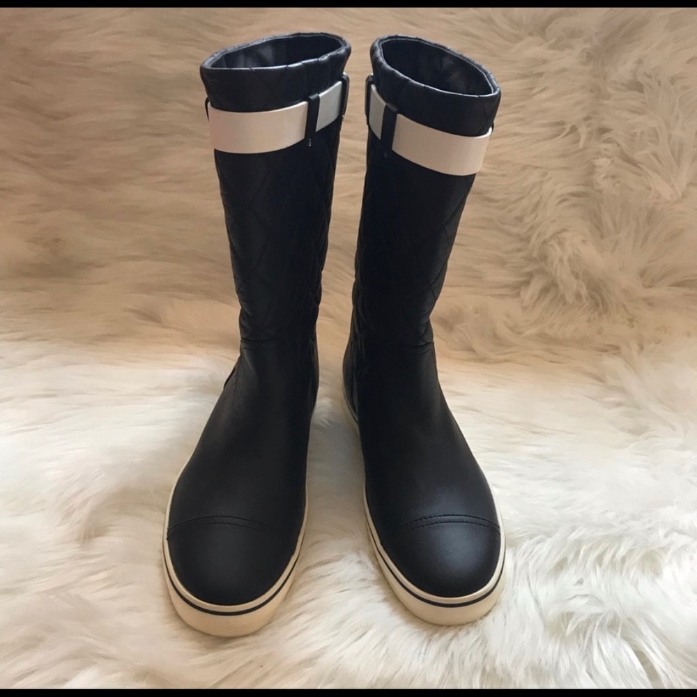 🌟SOLD🌟Authentic CHANEL CC Logo Quilted Boots - Picture 5 of 8